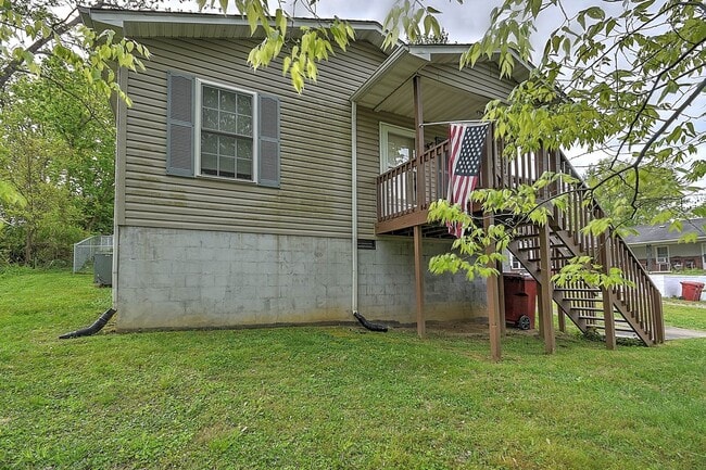Building Photo - 303 Moorland Dr