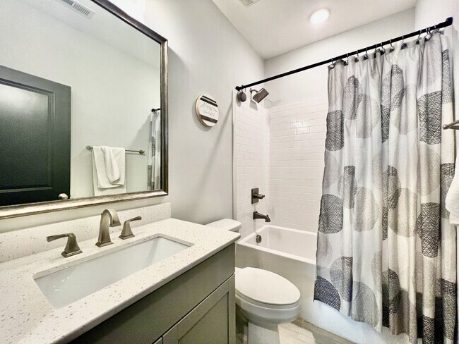 Building Photo - LUXURY TOWNHOME near Southend