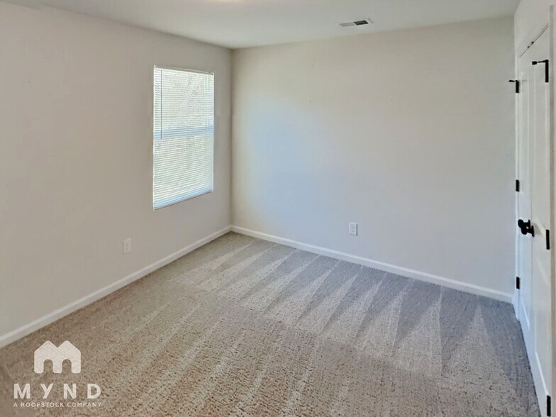 Building Photo - 1411 Lake St