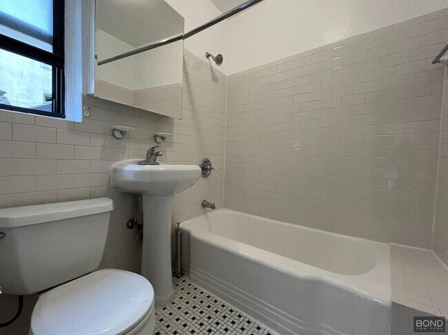 Building Photo - 212 Grand St