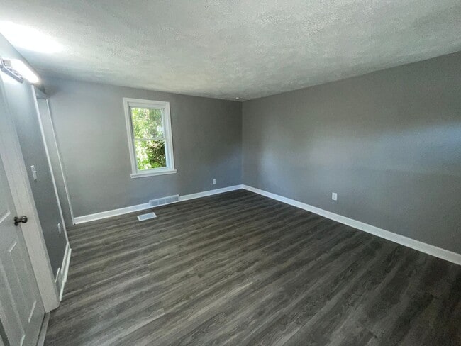 Building Photo - Updated 2 bedroom 1 bath home for rent