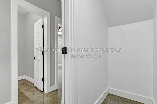 Building Photo - 1323 S 5th Ave