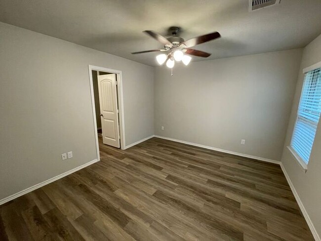 Building Photo - *Valentine's Day Special!* Three Bedroom |...