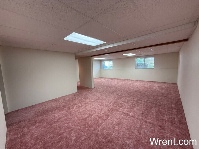 Building Photo - Available NOW!!!!! 3200 sqft home with Gol...