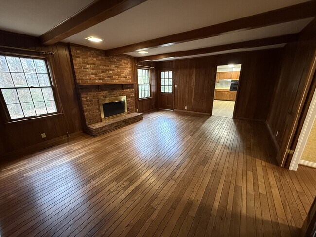 Building Photo - 565 Paris St