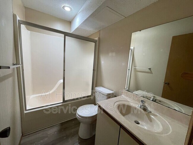 Building Photo - 2850 S Rogers Ave