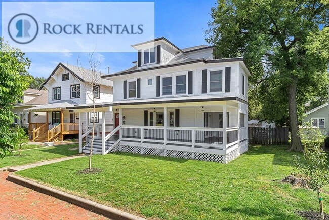 Primary Photo - Large Updated Three Bed Two Bath with Patio