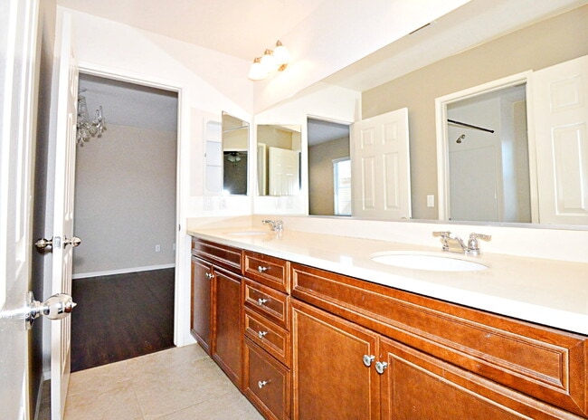 Building Photo - ** MOVE IN BONUS of $500.00 ** (If an agreement is signed by April 30th 2026) "Charming 3 Bed, 2....