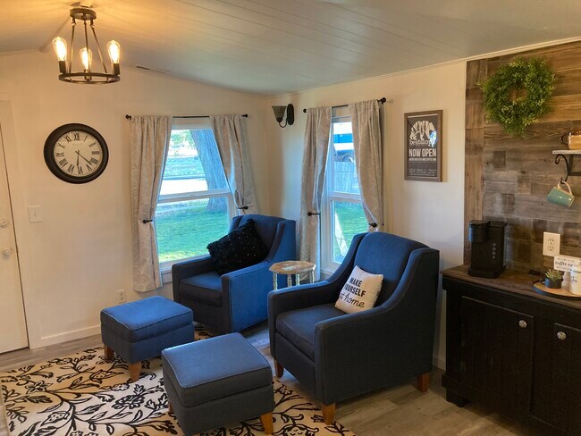 Building Photo - 405 W Aspen Ave