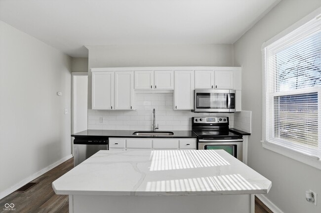 Building Photo - 510 N Beville Ave