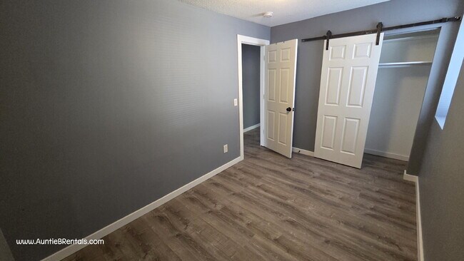 Building Photo - UPDATED 2 Bedroom 1 Bath with an office  Columbia Heights