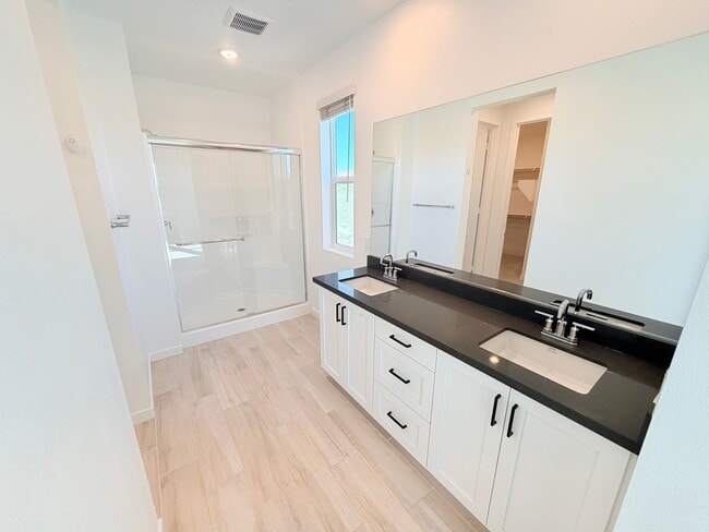 Building Photo - Beautifully upgraded home in the desirable Le Campanile Community