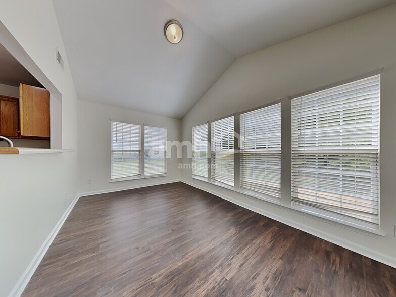 Building Photo - 9927 Spring Park Dr