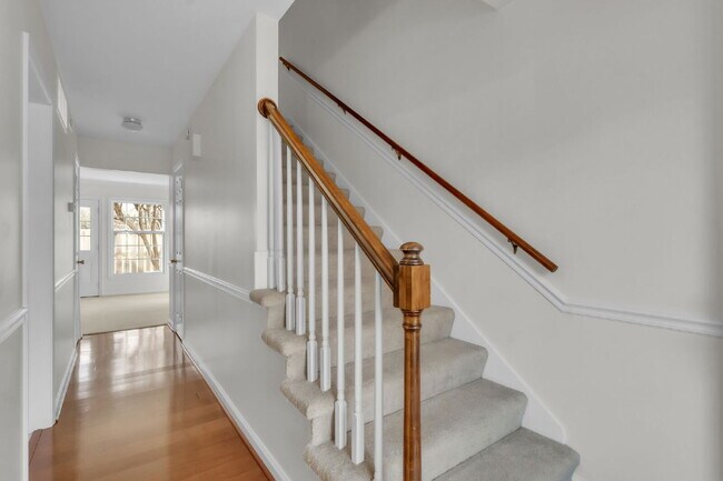 Building Photo - SIGN A 2 YEAR LEASE & Get 2nd Mo. RENT FREE......Stylish 3BR / 2.5BA Condo in Wedgewood Townes ($...