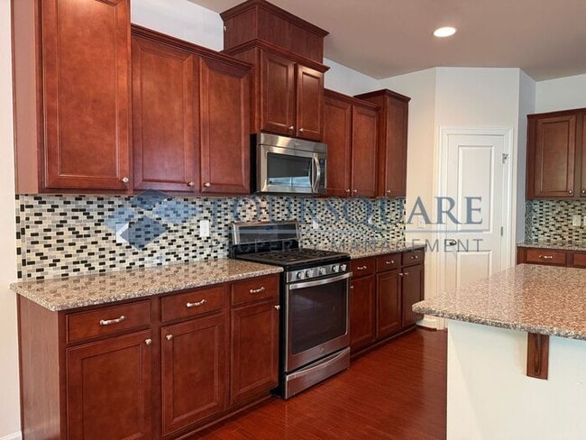 Building Photo - Spacious End-Unit Townhome with 2-Car Garage & Private Patio – Near Beaver Creek & Downtown Apex