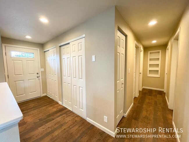 Building Photo - Newly rehabbed home in Springfield