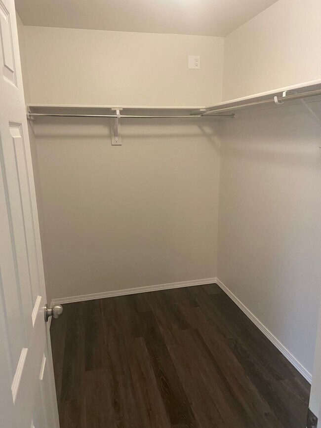 Building Photo - PRE-LEASING NOW — Comfortable 3-Bedroom | 2-Bath Home in Fox Hollow