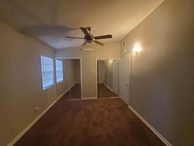 Building Photo - 3 bedroom 1.5 bath Mesquite Home!