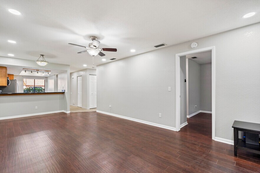 Building Photo - 7360 Ulmerton Rd