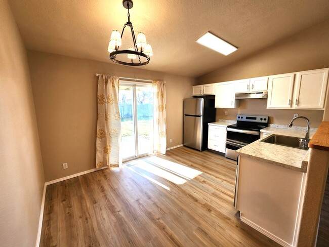 Building Photo - Remodeled 3 bedroom