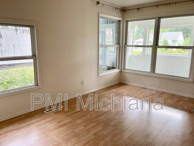 Building Photo - 54305 Terrace Ln