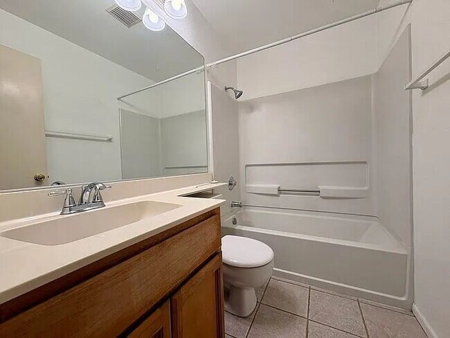 Building Photo - Beautiful 3 bedroom 2.5 bathroom in Antelope!