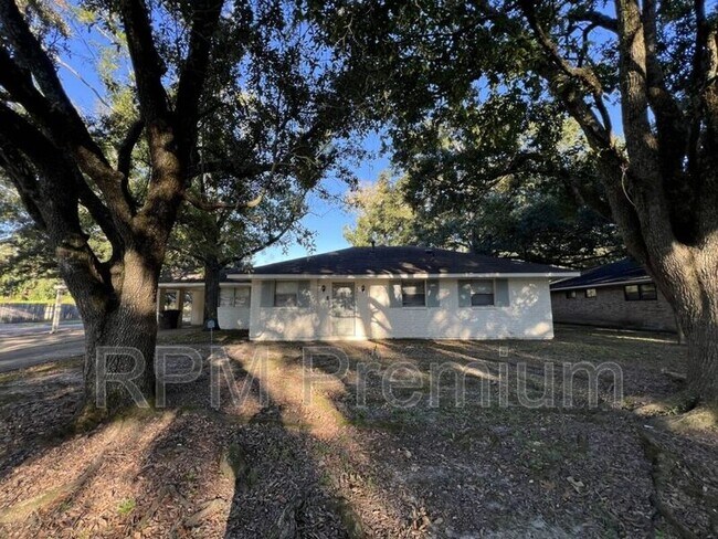 Building Photo - 3280 Crestaire Dr