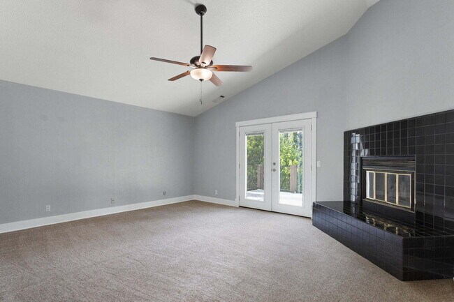 Building Photo - Gorgeous Executive Level Home 4 beds 3 baths close to hospitals and courthouse