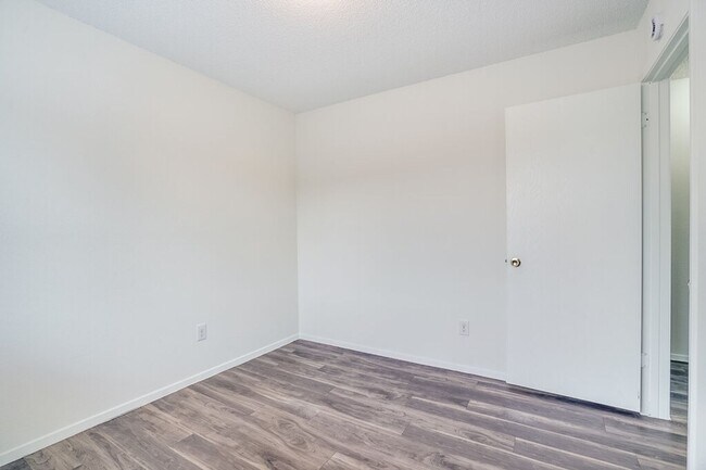 Building Photo - 616 Greenlawn Blvd