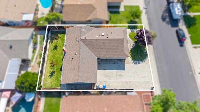 Building Photo - 2025 Sweetwater Dr