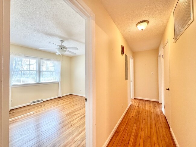 Building Photo - Well Maintained 3 Bedroom Home Off Lake Brandt Rd!