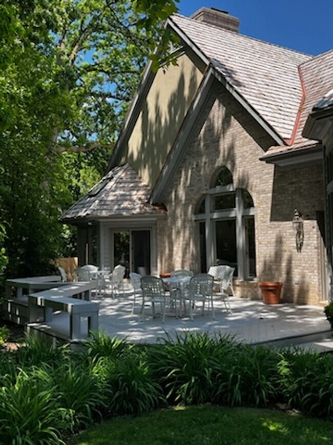 Building Photo - Stunning Custom Built Home with ALL Utilit...