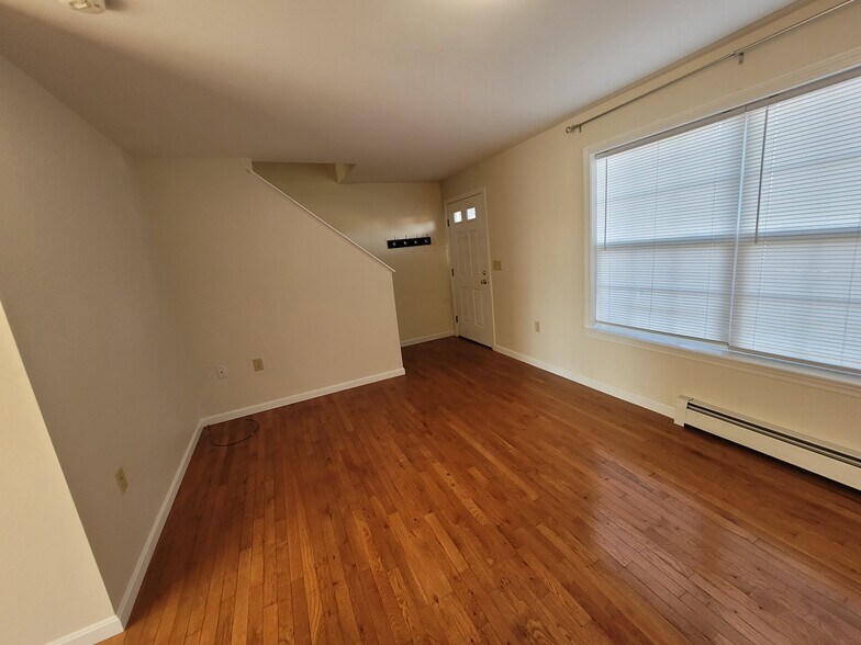 Building Photo - 10 Lupine Rd