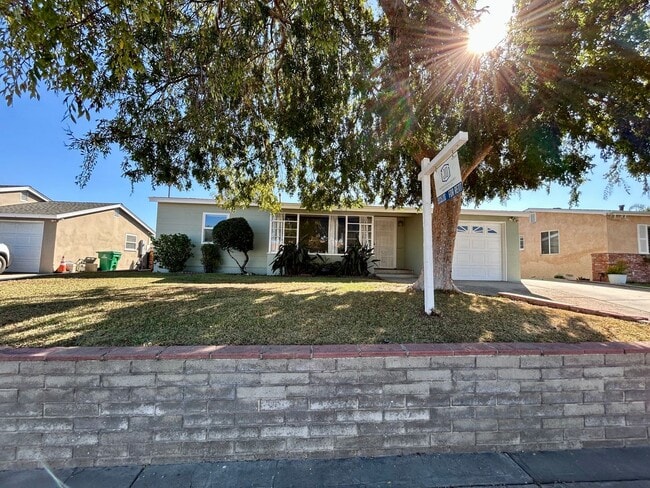 Building Photo - 2 Bed 1 Bath House with Large Yard in Cent...