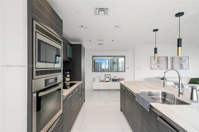 Building Photo - 200 Biscayne Blvd Way