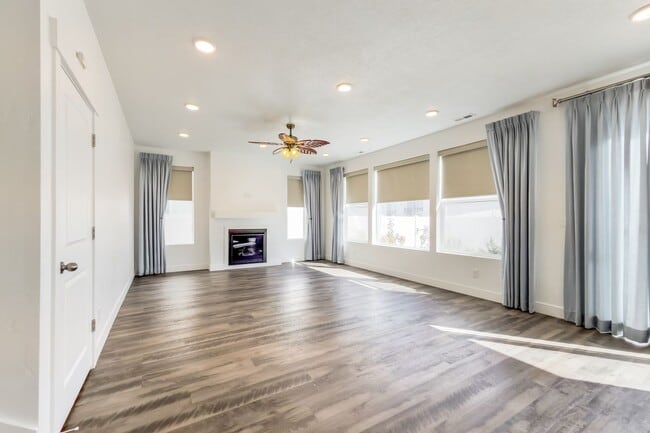 Building Photo - Spacious 4 Bed, 3.5 Bath Pet-Friendly Home with Central Air & 2-Car Garage! - Available NOW!