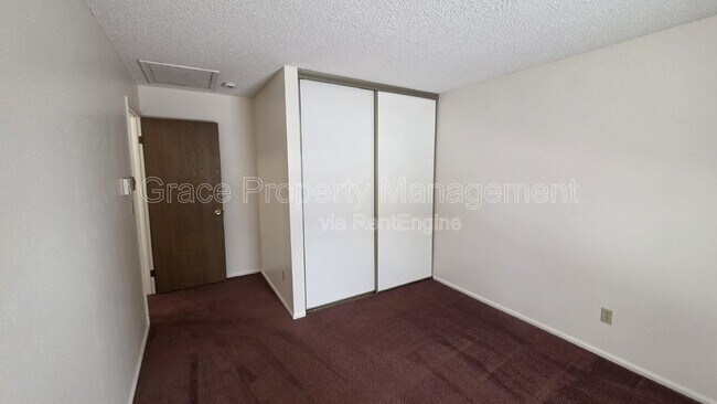 Building Photo - 1044 Maple Dr