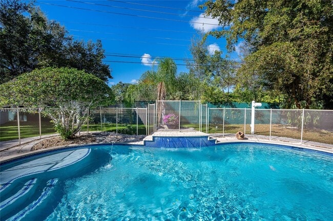 Building Photo - 5626 SW 69th Ave