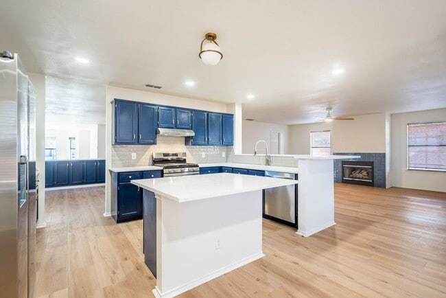 Building Photo - 8121 San Antonio St