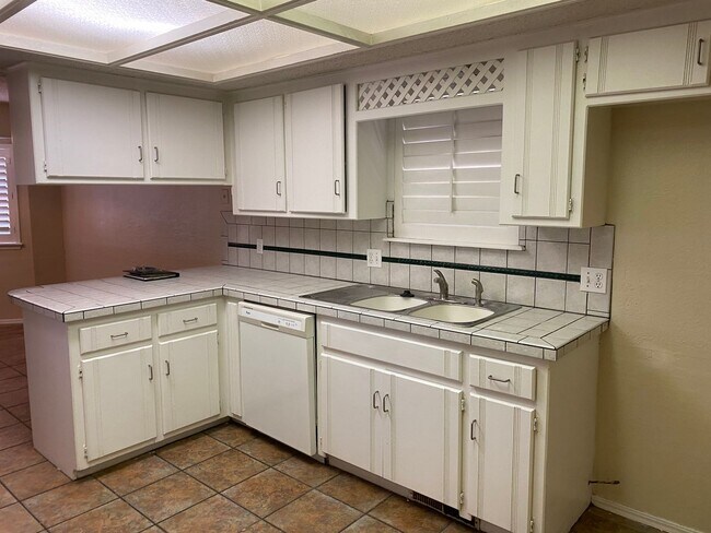 Building Photo - 2312 Shadowlake Dr