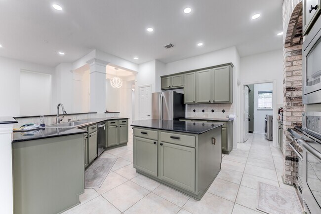 Building Photo - 7906 Del Monte Dr