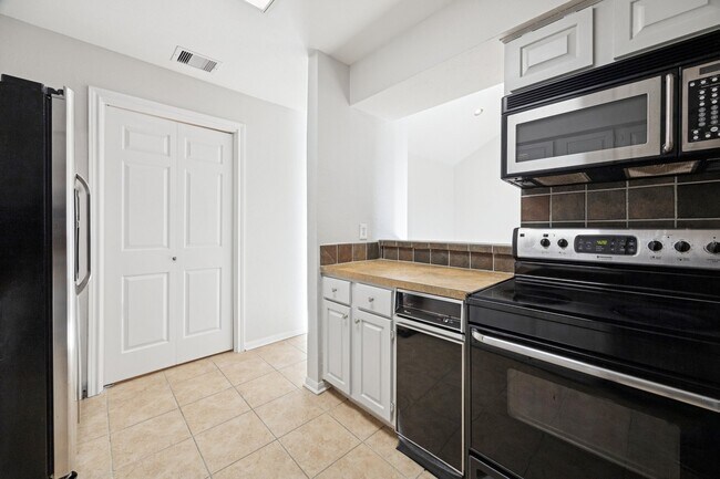 Building Photo - 5200 Weslayan St