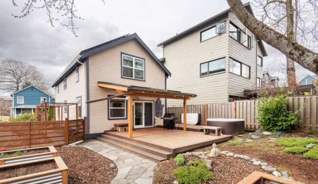 Building Photo - 3804 NE 8th Ave