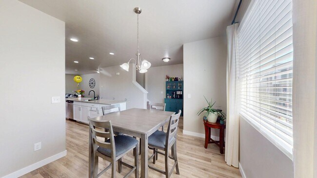 Building Photo - Spacious Townhome - 4 Bedrooms/3 Baths in South Jordan