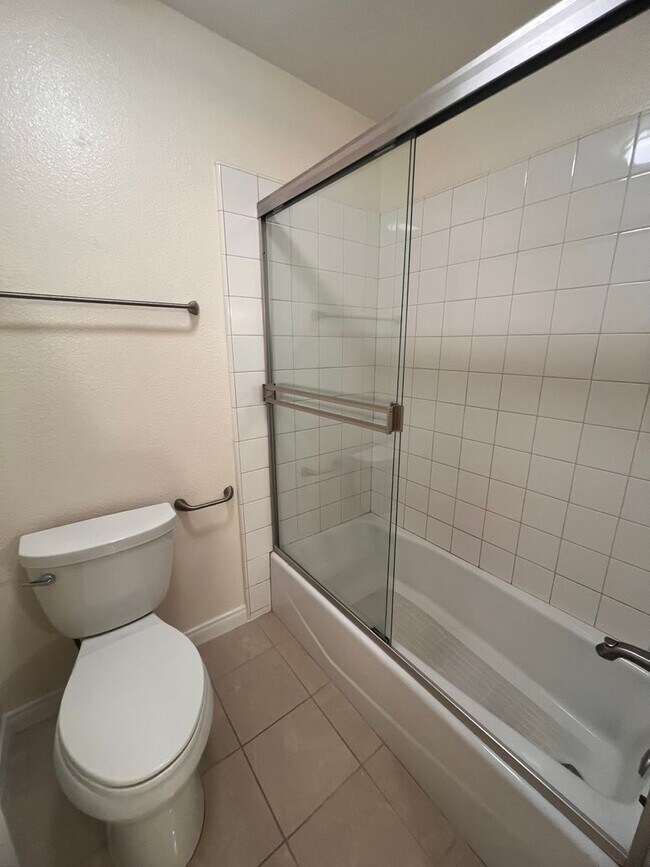 Building Photo - Camarillo - Single story, four bedroom, two bathroom home