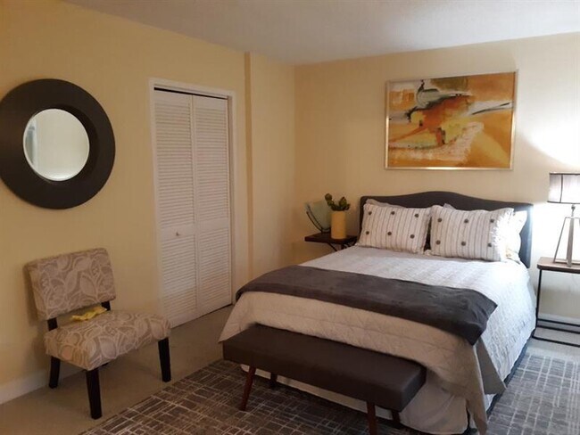 Building Photo - 300 W Peachtree St NW