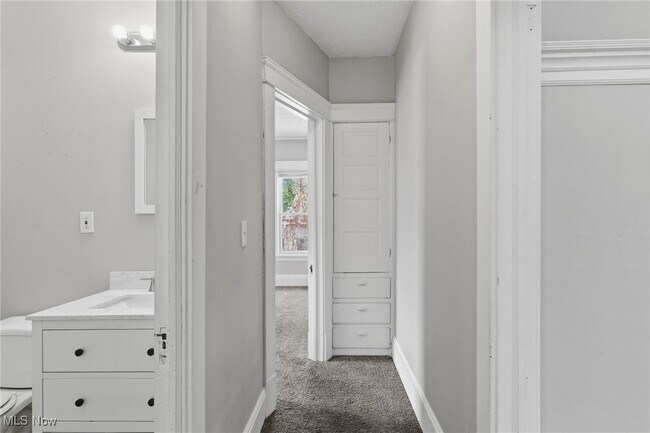 Building Photo - 1323 W 89th St