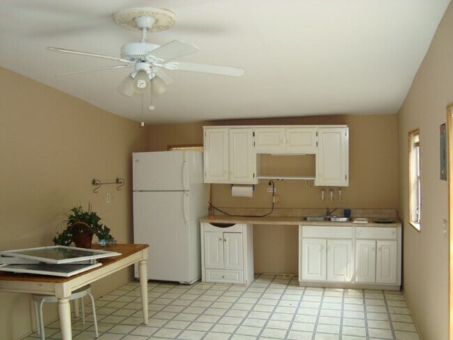 Building Photo - 3 bedroom/2 bathroom home with pool available to Rent February 1st!