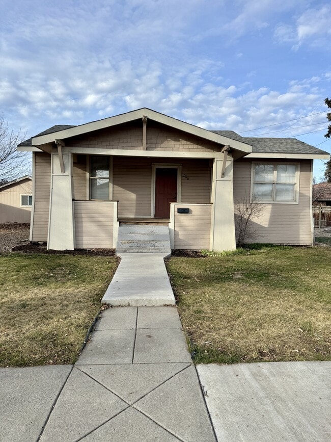 Building Photo - 560 E 6th N