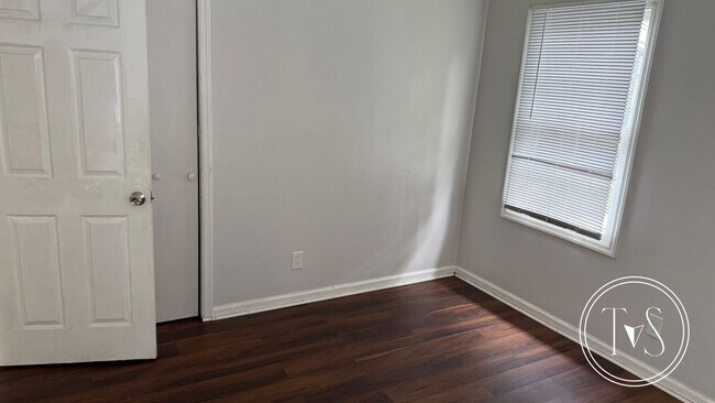 Building Photo - 1514 Heron St